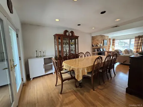 21 Woodridge Lane Sea Cliff NY 11579