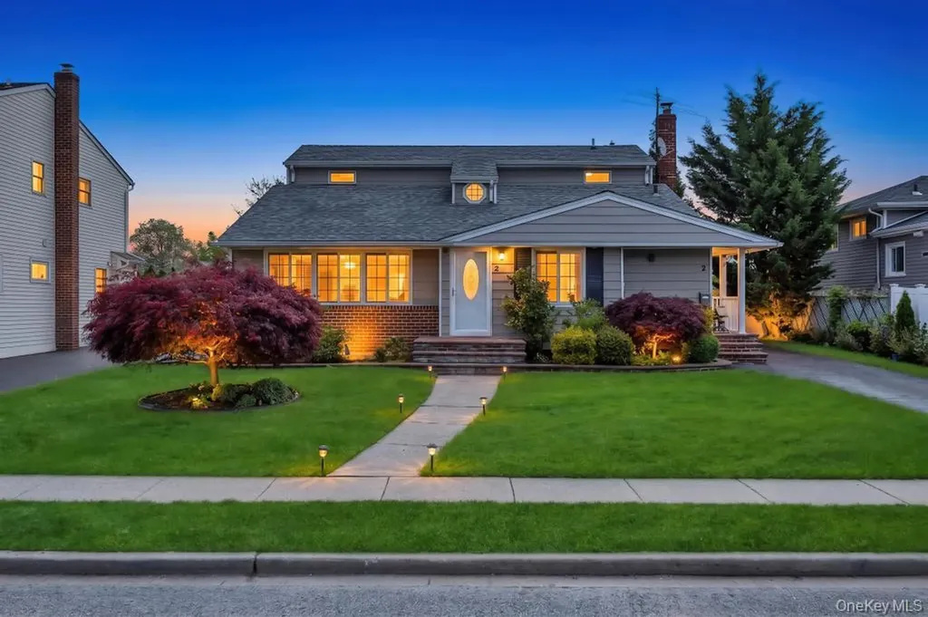 2 Wellesley Lane Hicksville NY 11801