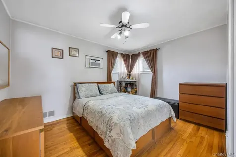 2 Wellesley Lane Hicksville NY 11801