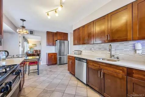 2 Wellesley Lane Hicksville NY 11801