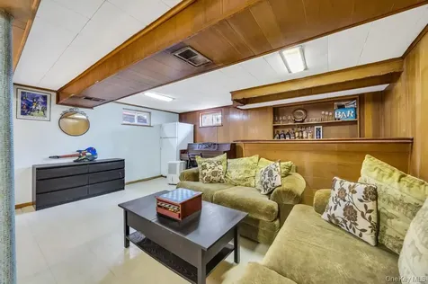 2 Wellesley Lane Hicksville NY 11801