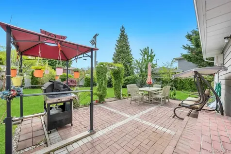2 Wellesley Lane Hicksville NY 11801