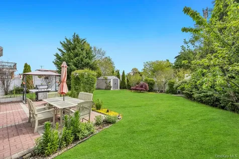 2 Wellesley Lane Hicksville NY 11801