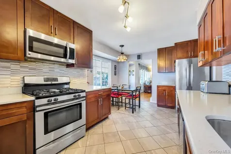 2 Wellesley Lane Hicksville NY 11801