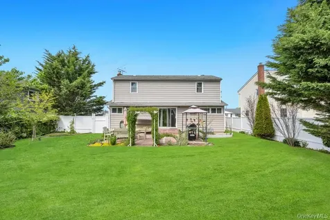 2 Wellesley Lane Hicksville NY 11801
