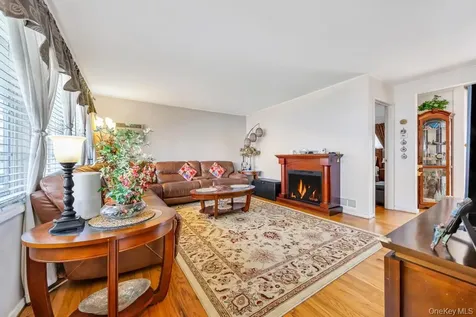 2 Wellesley Lane Hicksville NY 11801