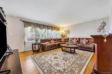 2 Wellesley Lane Hicksville NY 11801