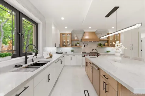97 Parkway Drive Roslyn Heights NY 11577