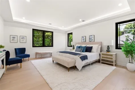 97 Parkway Drive Roslyn Heights NY 11577