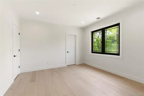 97 Parkway Drive Roslyn Heights NY 11577