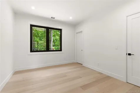 97 Parkway Drive Roslyn Heights NY 11577