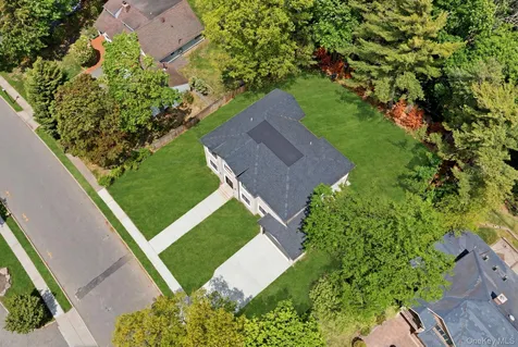 97 Parkway Drive Roslyn Heights NY 11577