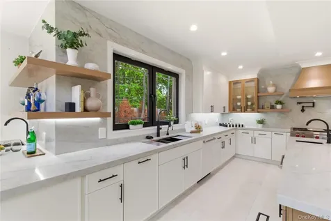 97 Parkway Drive Roslyn Heights NY 11577