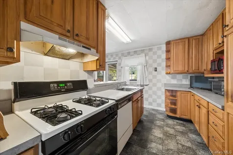 8 Cayuga Drive Peekskill NY 10566