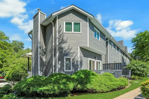 34 Village Green Bardonia NY 10954