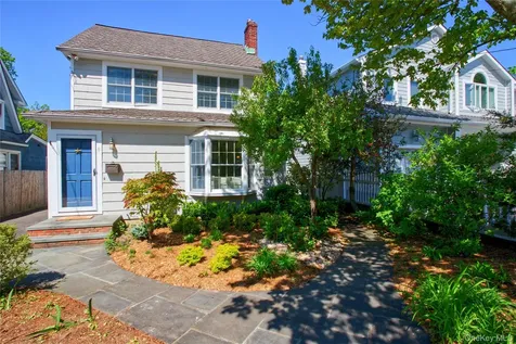 8 Revilo Road Bayville NY 11709