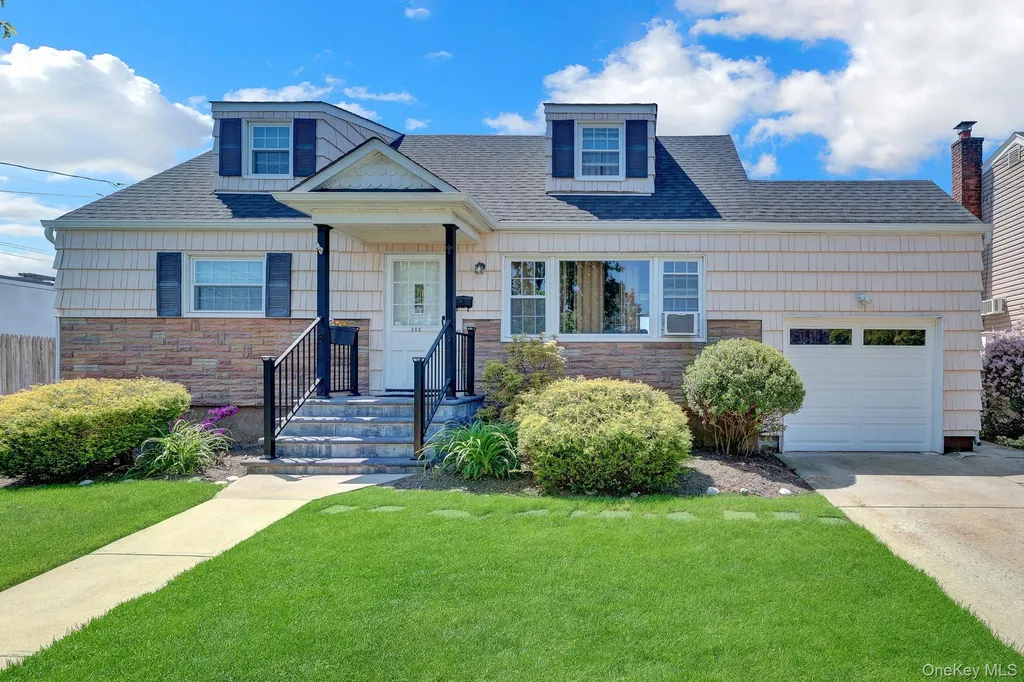 202 N Kings Avenue Massapequa NY 11758
