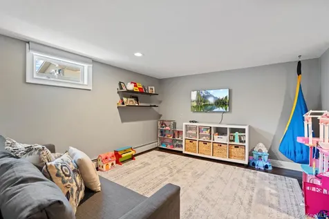 15 Lawrence Court Syosset NY 11791