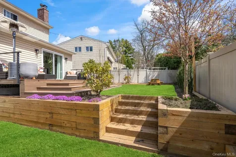 15 Lawrence Court Syosset NY 11791