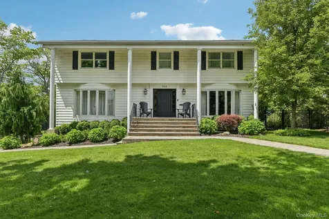 1 Lakeville Court Roslyn NY 11576
