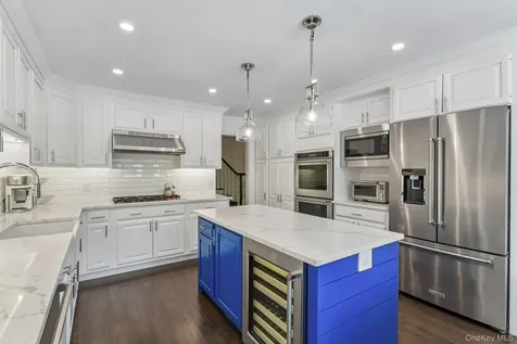 1 Lakeville Court Roslyn NY 11576