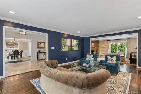 1 Lakeville Court East Hills NY 11576
