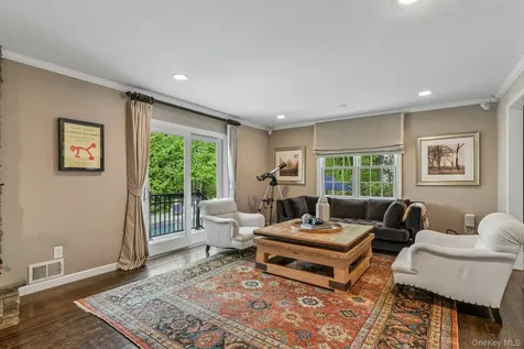 1 Lakeville Court Roslyn NY 11576