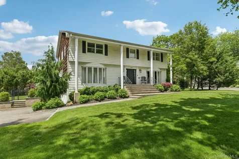 1 Lakeville Court Roslyn NY 11576