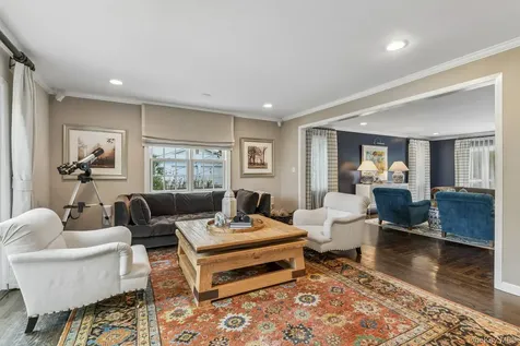 1 Lakeville Court Roslyn NY 11576