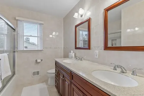 1 Lakeville Court Roslyn NY 11576