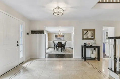 1 Lakeville Court Roslyn NY 11576