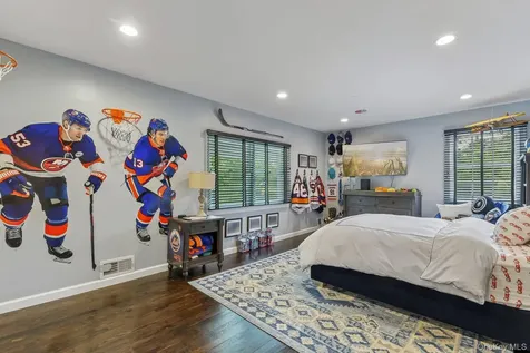 1 Lakeville Court East Hills NY 11576