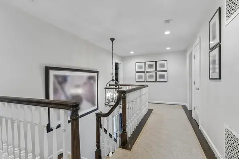 1 Lakeville Court Roslyn NY 11576