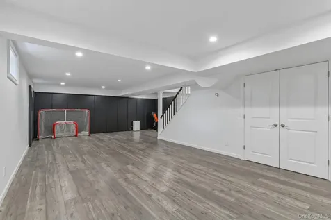 1 Lakeville Court Roslyn NY 11576