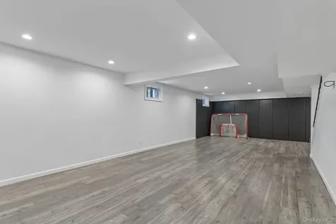 1 Lakeville Court Roslyn NY 11576