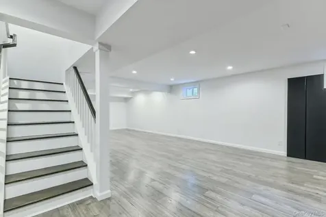 1 Lakeville Court Roslyn NY 11576