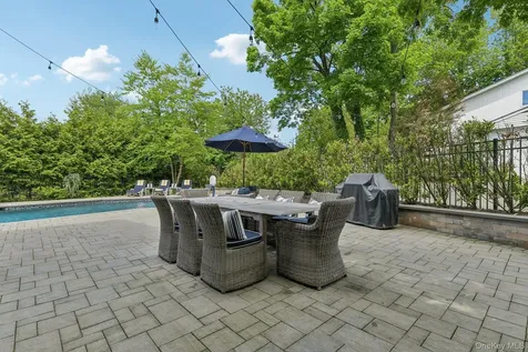 1 Lakeville Court Roslyn NY 11576