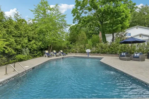 1 Lakeville Court Roslyn NY 11576