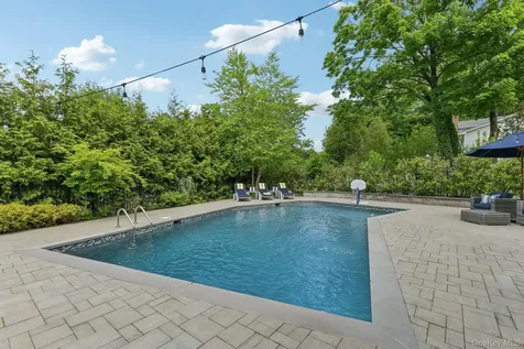1 Lakeville Court East Hills NY 11576