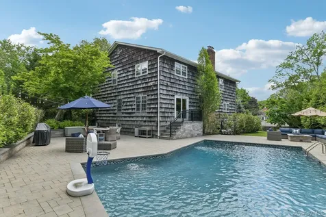 1 Lakeville Court East Hills NY 11576