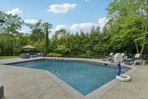 1 Lakeville Court Roslyn NY 11576