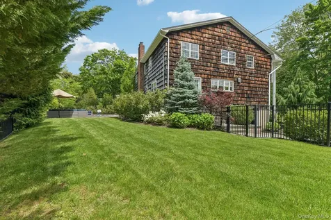 1 Lakeville Court East Hills NY 11576
