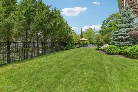 1 Lakeville Court Roslyn NY 11576
