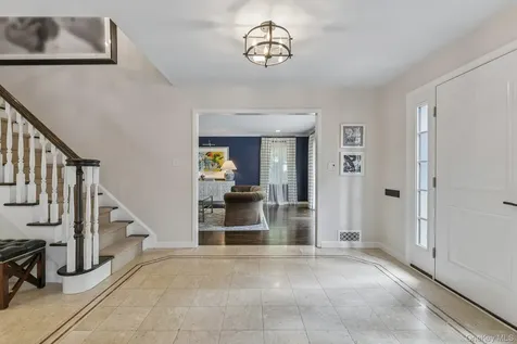 1 Lakeville Court East Hills NY 11576