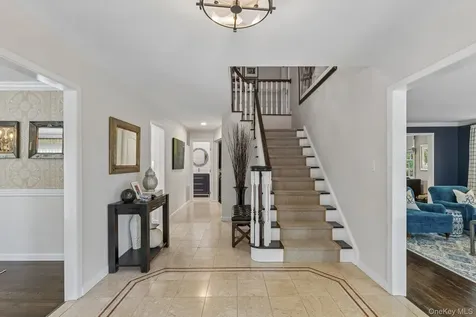 1 Lakeville Court Roslyn NY 11576