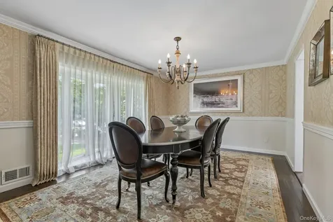 1 Lakeville Court Roslyn NY 11576