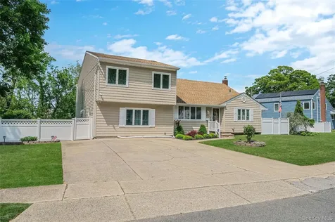 59 Maybrook Road North Babylon NY 11703