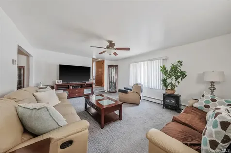 59 Maybrook Road North Babylon NY 11703