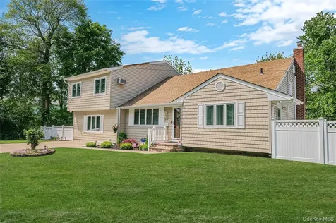 59 Maybrook Road North Babylon NY 11703