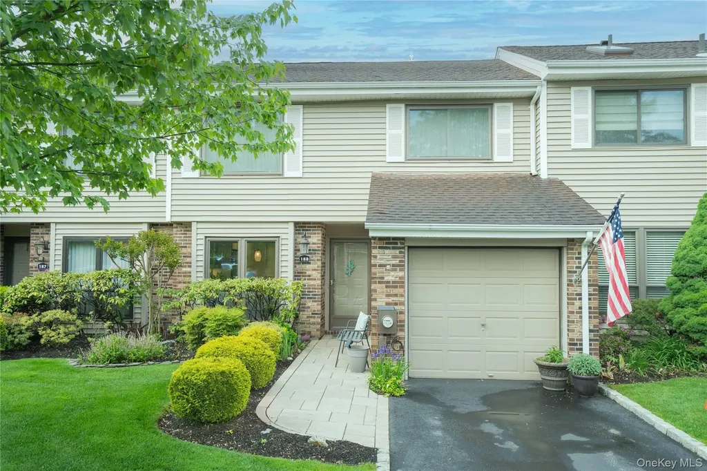 188 Pond View Lane Smithtown NY 11787